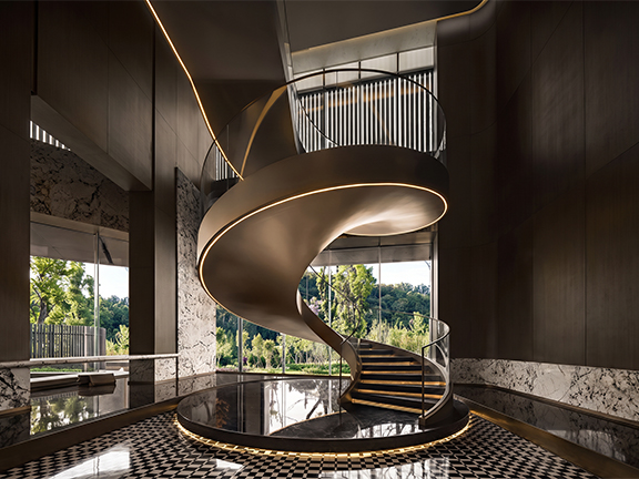 Escalier hélicoïdal sculptural en acier et verre sur mesure