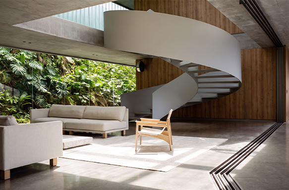 Escalier hélicoïdal blanc sur mesure dans une villa contemporaine