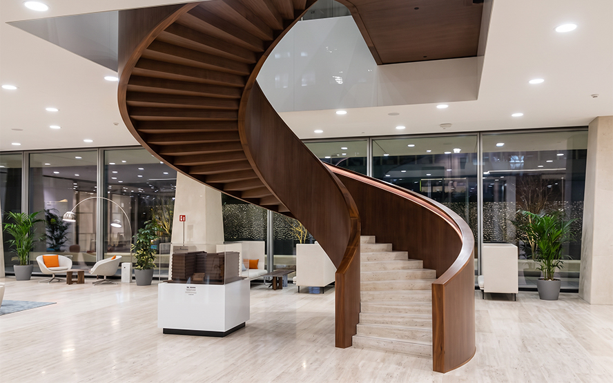 Escalier hélicoïdal sur mesure avec finition bois dans un hall contemporain