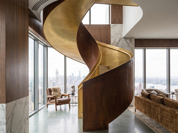 Escalier hélicoïdal sculptural avec finition bronze et acier patiné