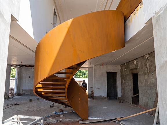 Escalier hélicoïdal en acier Corten sur mesure dans une villa en chantier