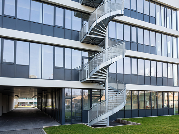 Escalier hélicoïdal extérieur métallique multi-niveaux