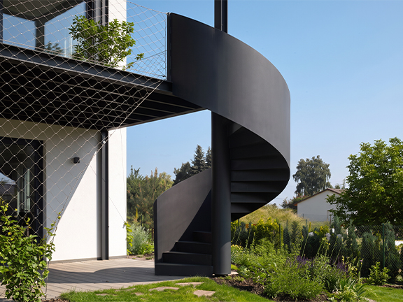 Escalier hélicoïdal extérieur noir sur mesure pour villa contemporaine