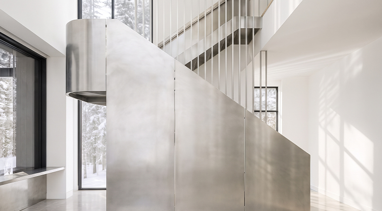Escalier hélicoïdal sur mesure avec finition métallique brossée dans un intérieur contemporain