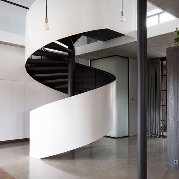 Escalier hélicoïdal intérieur à fût central dans une maison contemporaine
