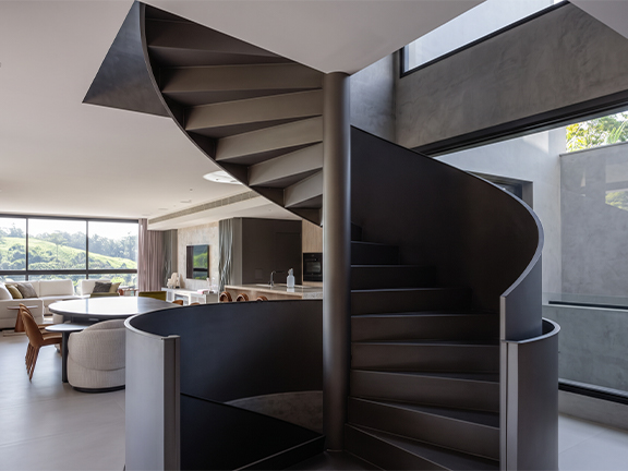 Escalier hélicoïdal à fût central dans une villa contemporaine