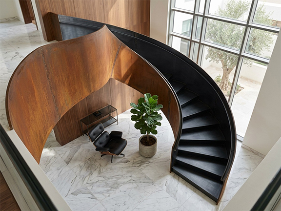 Escalier hélicoïdal intérieur en acier patiné sur mesure