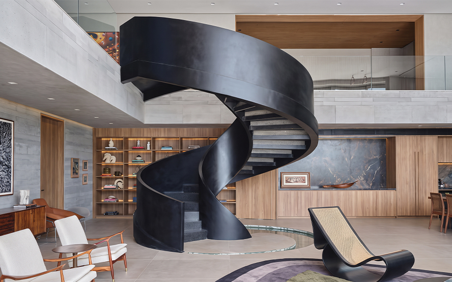 Escalier hélicoïdal noir en acier sur mesure dans un intérieur contemporain