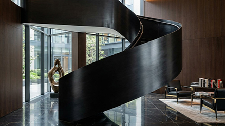 Escalier hélicoïdal noir sur mesure installé dans un intérieur haut de gamme