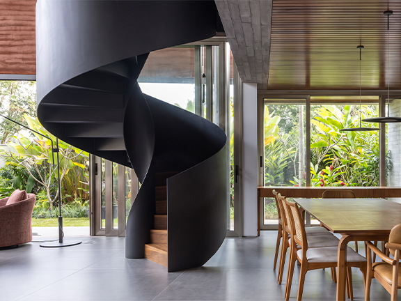 Escalier hélicoïdal sculptural noir sur mesure dans une villa