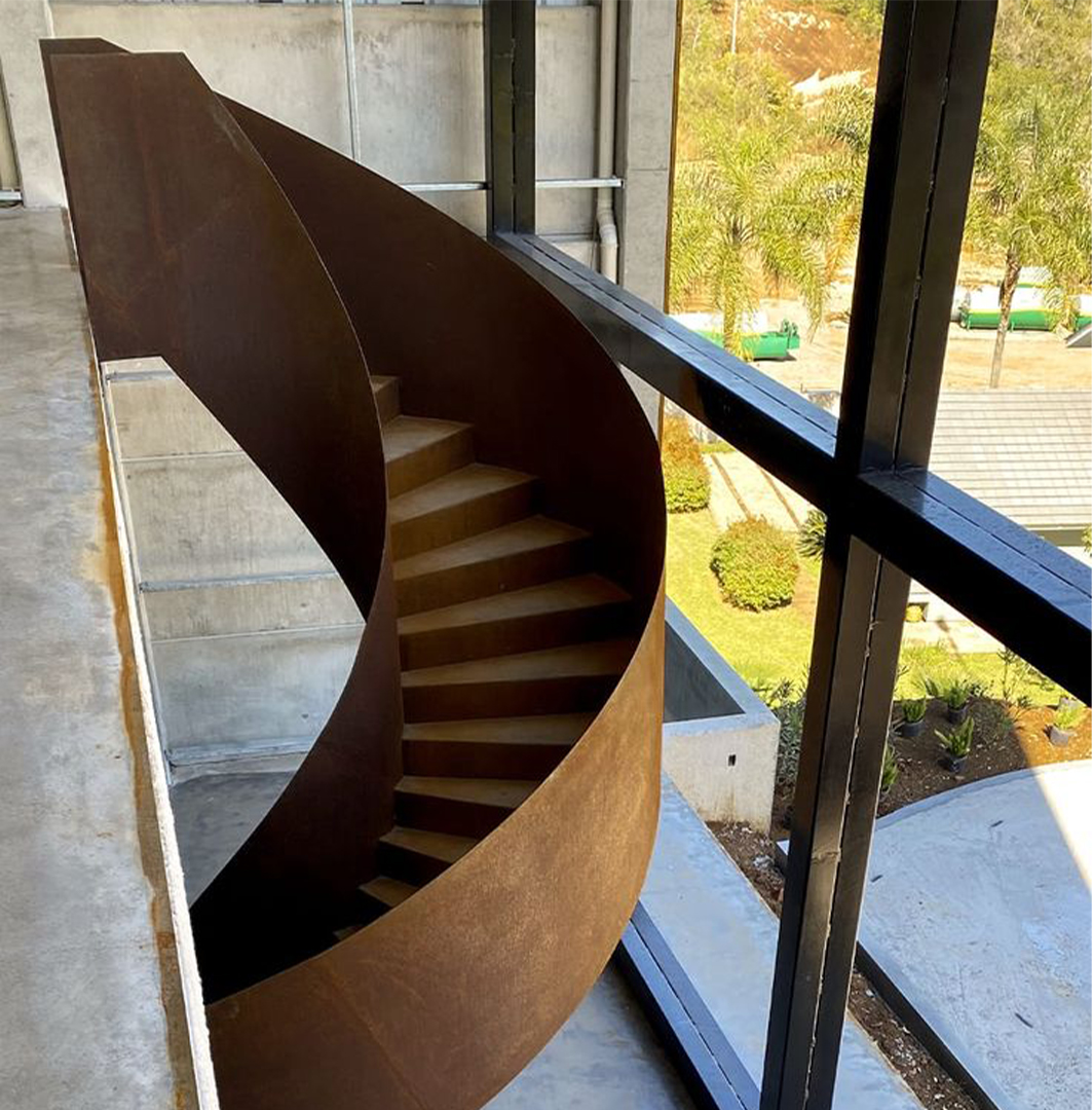 Escalier hélicoïdal sur mesure en acier patiné dans une villa à Casablanca