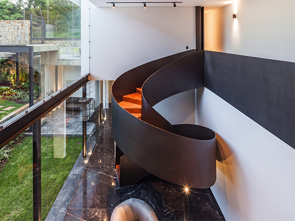 Escalier hélicoïdal sur mesure dans une villa contemporaine