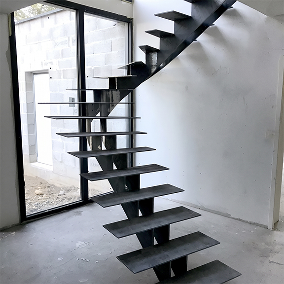 Escalier métallique sur mesure à marches ouvertes en cours de fabrication