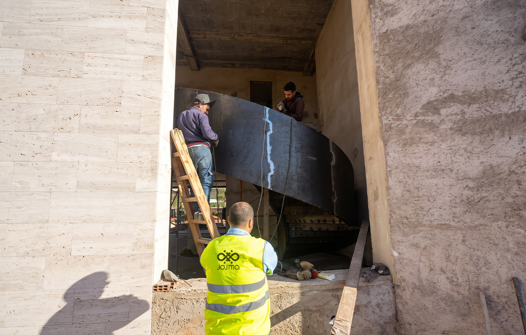 Fabrication et installation d’un escalier hélicoïdal métallique sur mesure au Maroc