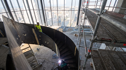 Fabrication et soudure d’un escalier hélicoïdal en acier sur chantier