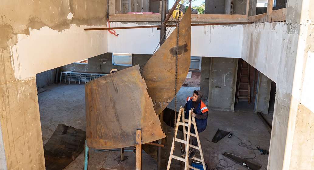Installation et levage d’un escalier hélicoïdal métallique sur chantier au Maroc