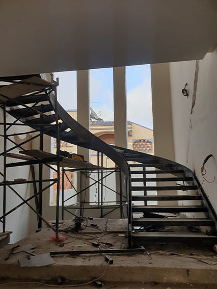 Installation d’un escalier hélicoïdal métallique sur mesure sur chantier au Maroc