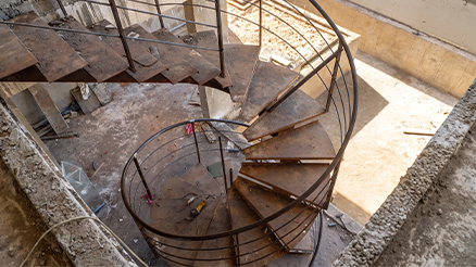 Montage d’un escalier hélicoïdal métallique sur mesure sur chantier